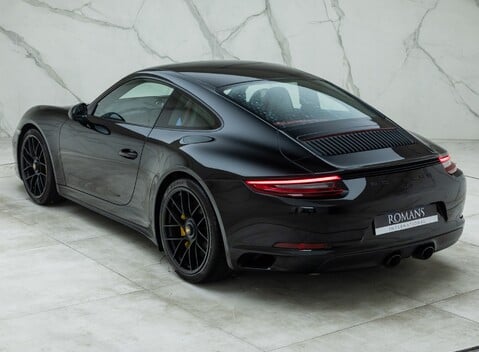 Porsche 911 Carrera GTS (991.2) 12