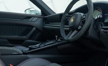 Porsche 911 Carrera GTS (992) 13