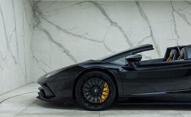 Lamborghini Aventador LP 740-4 S ROADSTER 36