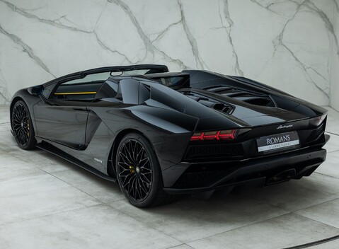 Lamborghini Aventador LP 740-4 S ROADSTER 16