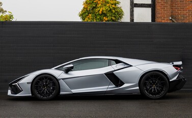 Lamborghini Revuelto 3