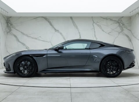 Aston Martin DB12 V8 6