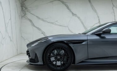 Aston Martin DB12 V8 42