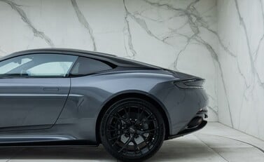 Aston Martin DB12 V8 43