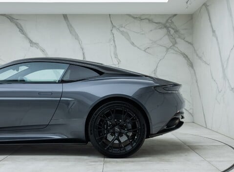 Aston Martin DB12 V8 43