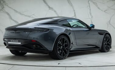 Aston Martin DB12 V8 7