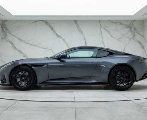 Aston Martin DB12 V8