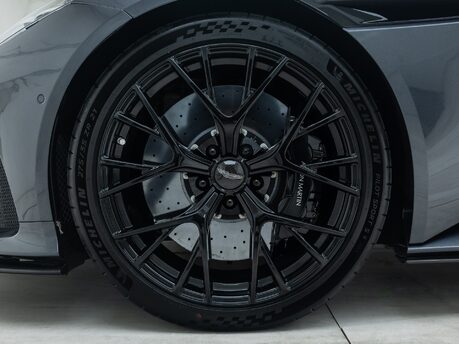 Aston Martin DB12 V8