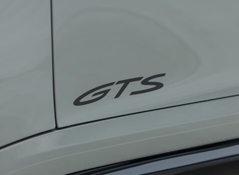 Porsche 911 Carrera 4 GTS (992) 33