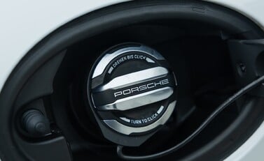 Porsche 718 Cayman GT4 28