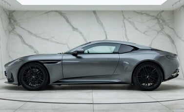 Aston Martin DB12 V8 6