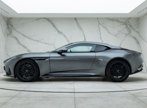 Aston Martin DB12 V8 6