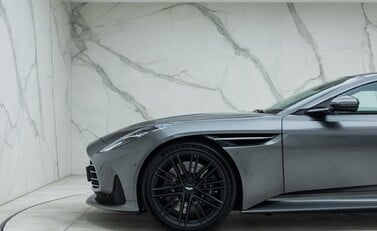 Aston Martin DB12 V8 32