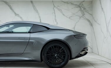 Aston Martin DB12 V8 33