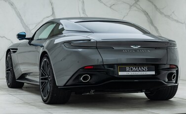 Aston Martin DB12 V8 11