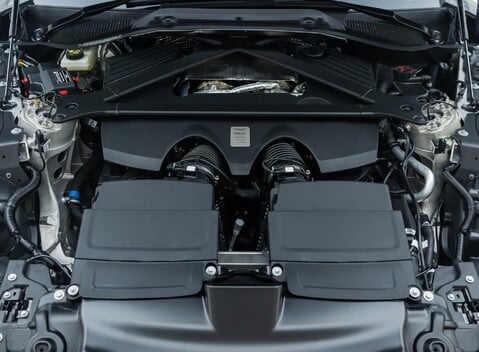 Aston Martin DB12 V8 34