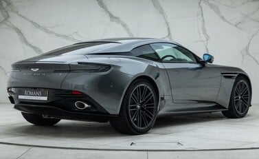 Aston Martin DB12 V8 7