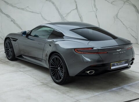 Aston Martin DB12 V8 13