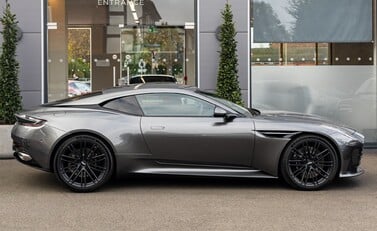 Aston Martin DB12 V8 3