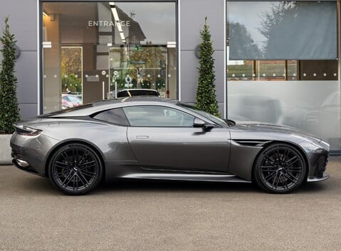 Aston Martin DB12 V8 3