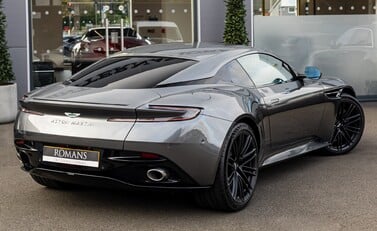 Aston Martin DB12 V8 4