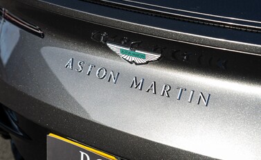 Aston Martin DB12 V8 5