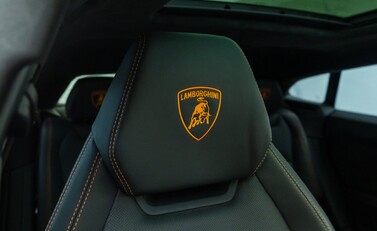 Lamborghini Urus 16