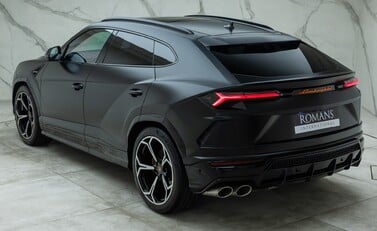 Lamborghini Urus 12