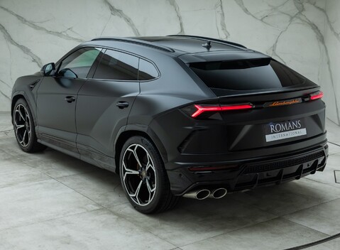 Lamborghini Urus 12