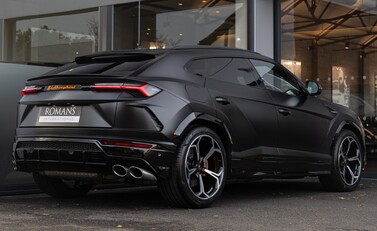 Lamborghini Urus 4