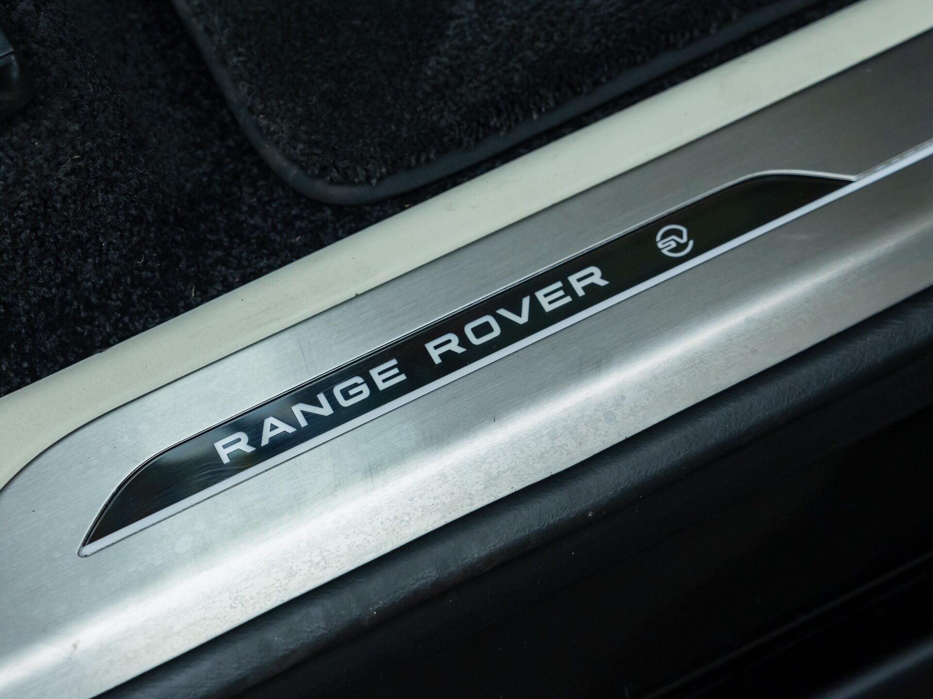 Used Land Rover Range Rover P615 SV LWB for sale | Santorini Black