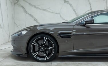 Aston Martin Vanquish S 36