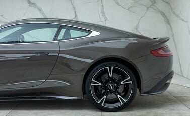 Aston Martin Vanquish S 37