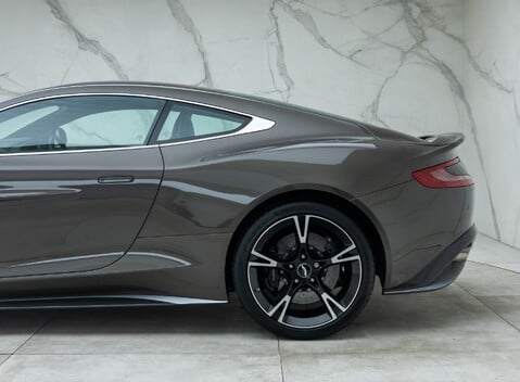 Aston Martin Vanquish S 37