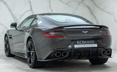 Aston Martin Vanquish S 9