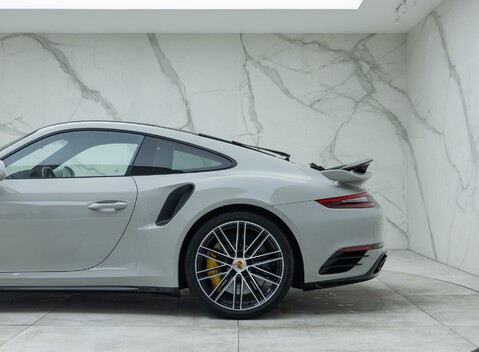 Porsche 911 Turbo S (991.2) 43