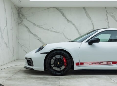 Porsche 911 Carrera 4 GTS 41