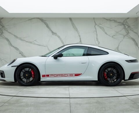 Porsche 911 Carrera 4 GTS 