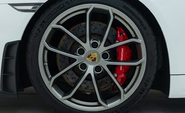 Porsche 718 SPYDER 30