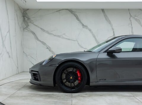 Porsche 911 Carrera 4 GTS (992) 36