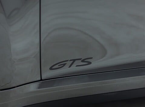 Porsche 911 Carrera 4 GTS (992) 33