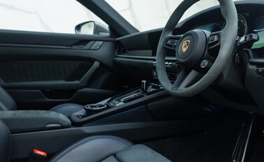 Porsche 911 Carrera 4 GTS (992) 13