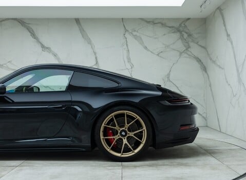 Porsche 911 GT3 TOURING (992) 35