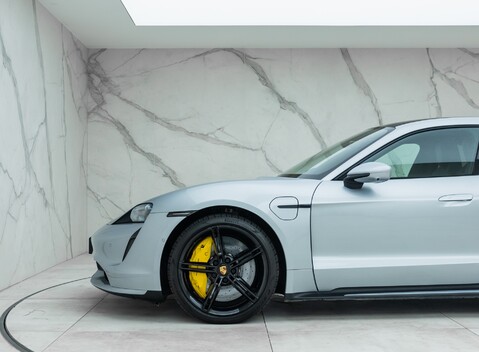 Porsche Taycan TURBO 31