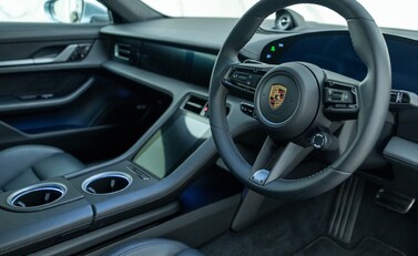 Porsche Taycan TURBO 8