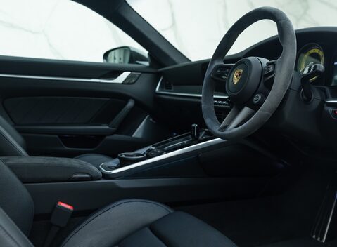 Porsche 911 Turbo S (992) 13