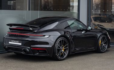 Porsche 911 Turbo S (992) 4
