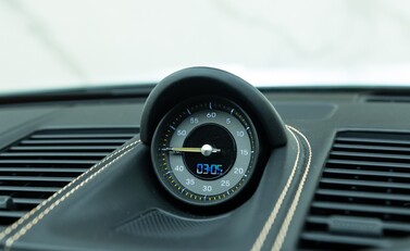 Porsche 911 GT3 TOURING (992) 19
