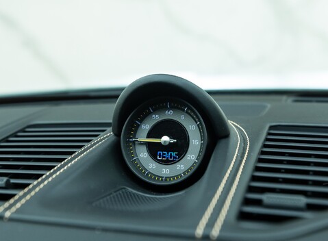 Porsche 911 GT3 TOURING (992) 19