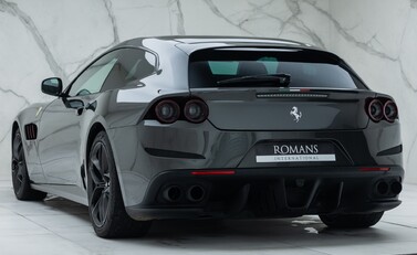 Ferrari GTC4 Lusso T 10